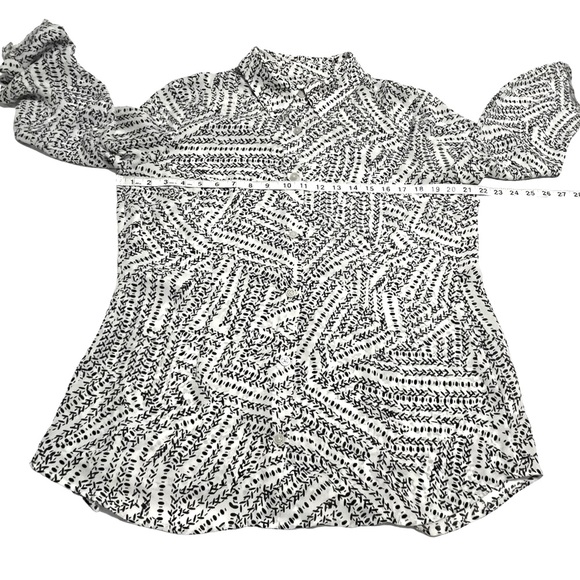 CAbi Split Back Long Sleeve Blouse Black White Abstract Print Style 3255 Size M - Picture 6 of 12